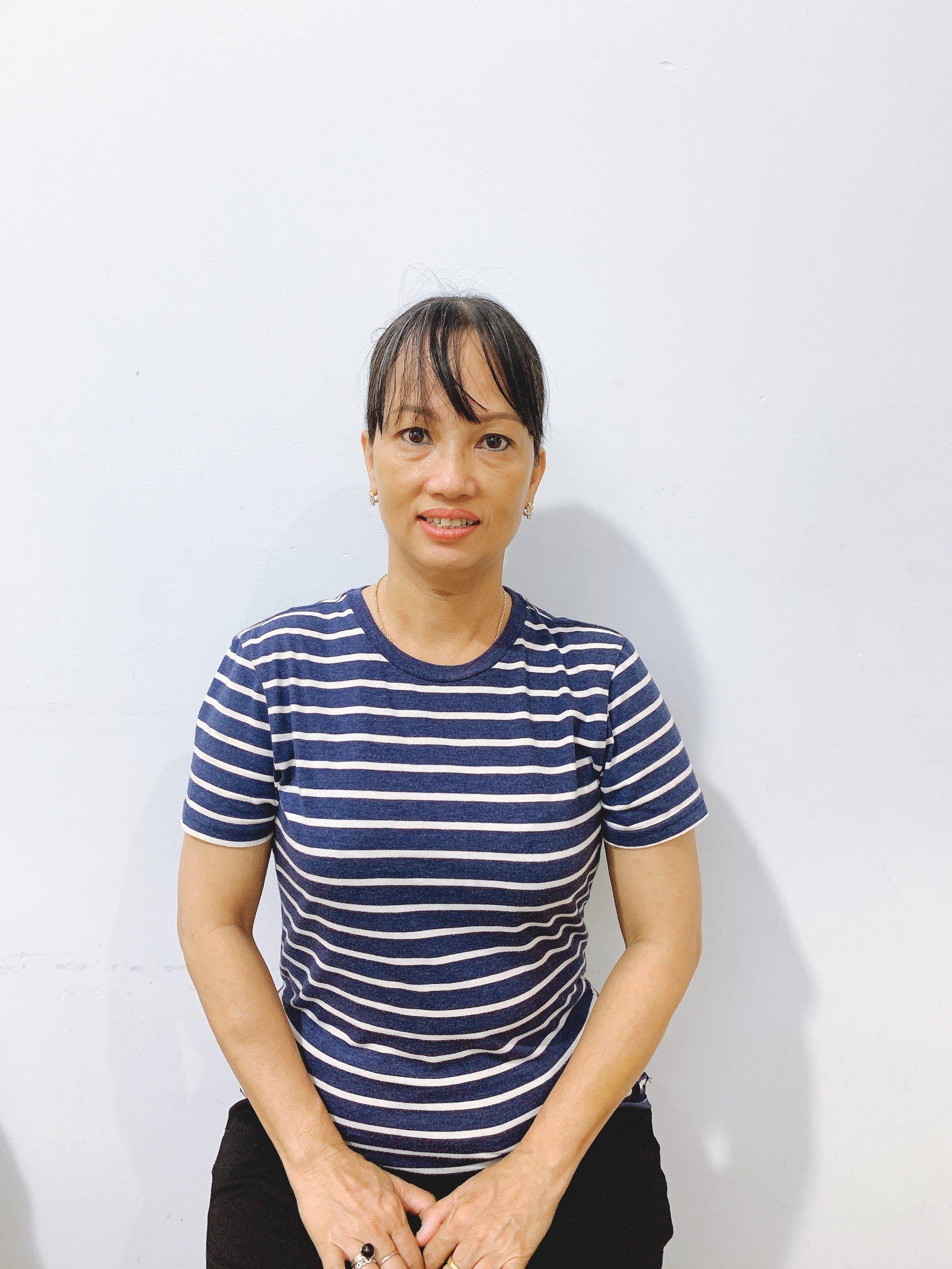 Chị Hạnh người Sài Gòn chuyên phục vụ quán bưng bê dọn dẹp tay chân nhanh nhẹn