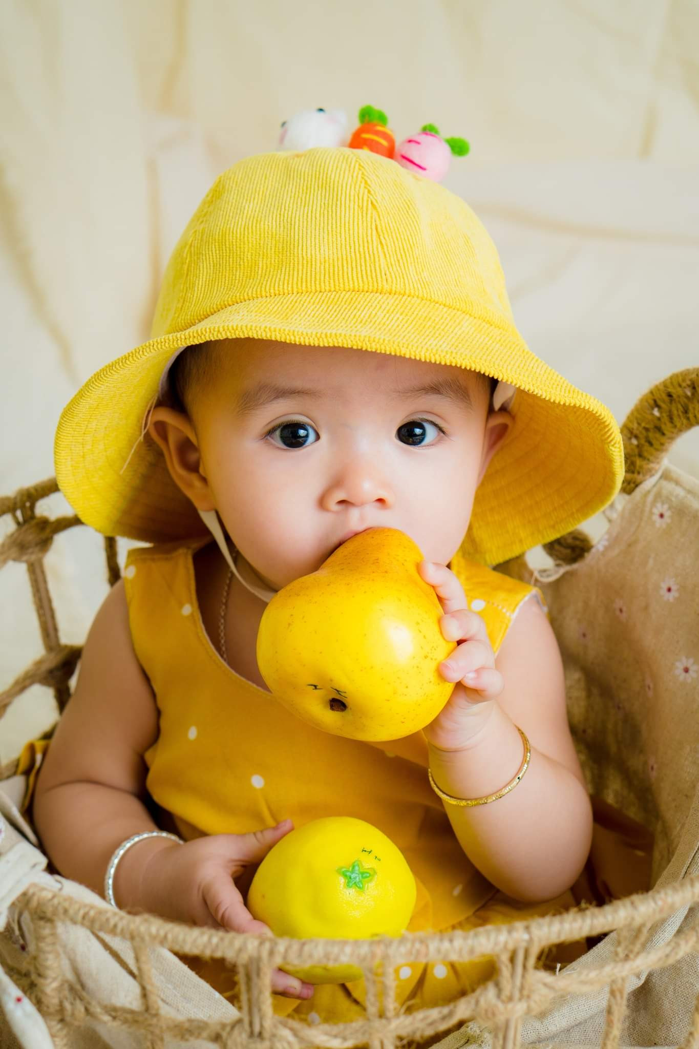 Bé gái nhà em 6 tháng tuổi cần gấp 1 chị bảo mẫu về chăm bé lương tháng 12 triệu làm việc ở Quận 2.