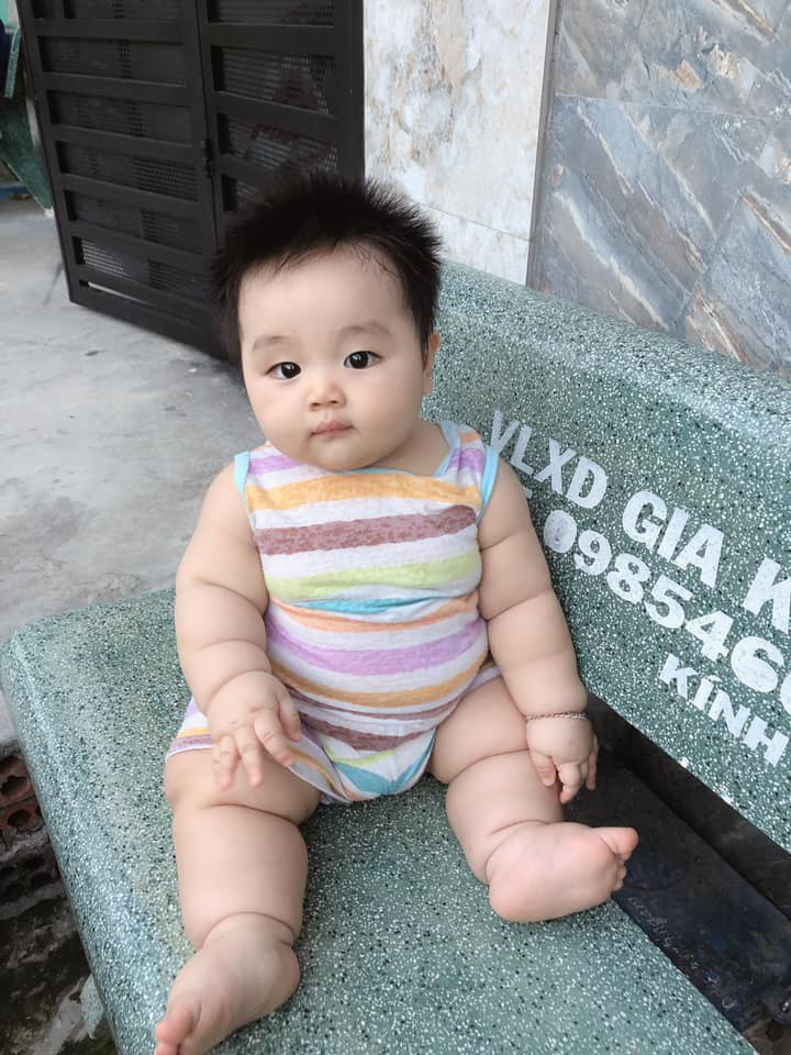 Bé gái nhà em 6 tháng tuổi cần gấp 1 chị bảo mẫu về chăm bé lương tháng 12 triệu làm việc ở Quận 2.