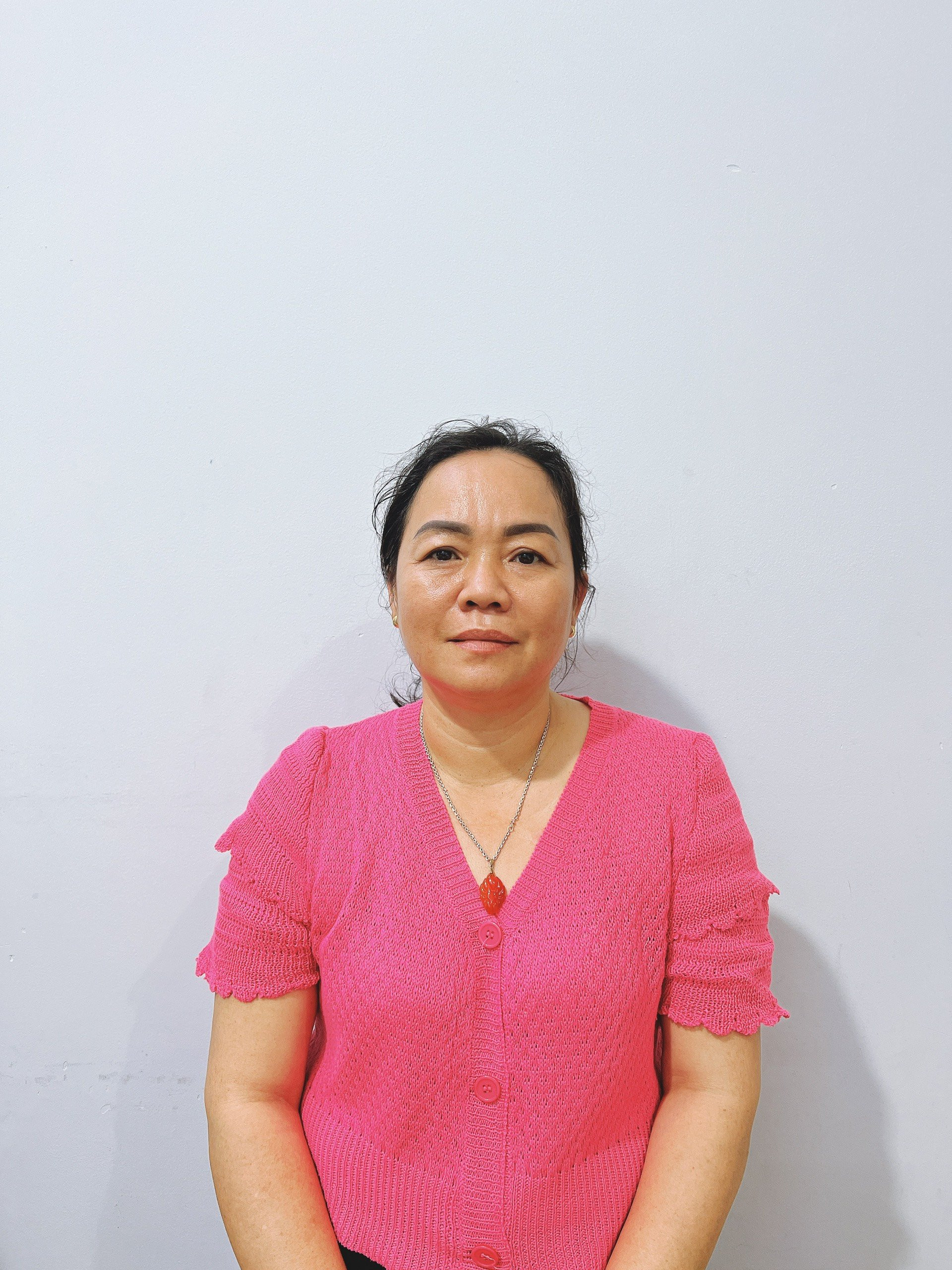 Chị Dương Thị Hồng Như Năm sinh: 1977 Quê quán: Khánh Hòa chuyên nội trợ việc nhà ăn ở lại