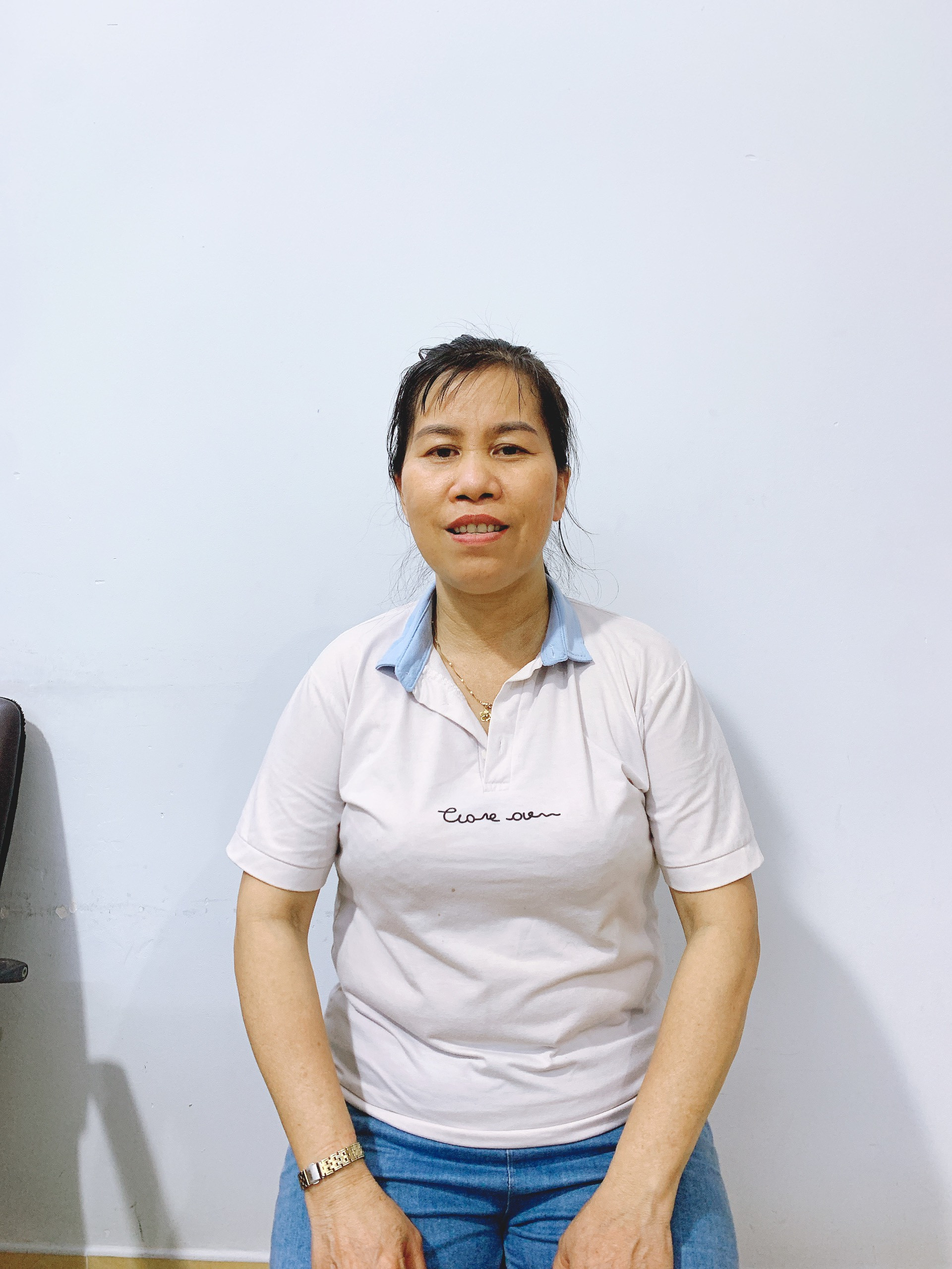 Chị Quỳnh, sinh năm 1976, quê ở Gia Lai nhận chăm bệnh chăm sóc có tâm tận tình
