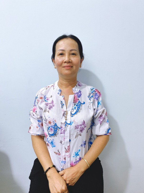 Cô Lê Thị Thu Hiền, sinh năm 1971, quê ở Đồng Tháp - Giúp việc nhà, phụ chăm bé.