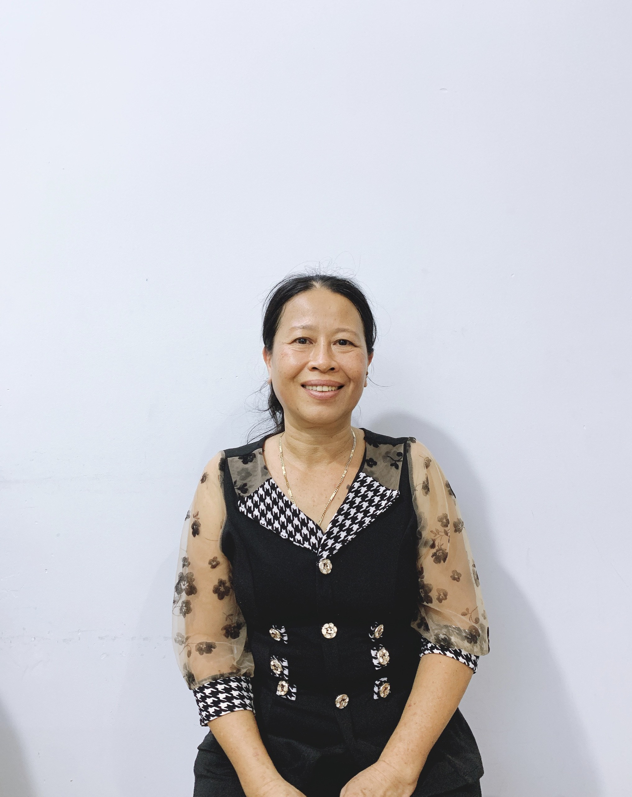 Cô Ngô Hồng Kiều, sinh năm 1973, quê ở Bình Phước miền nam nhận chăm bé từ sơ sinh ngủ với bé