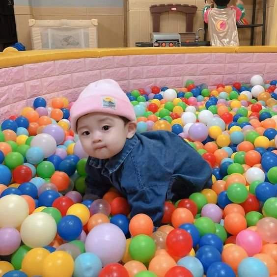 Bé nhà em 18 tháng, cần 1 chị trông nom, chơi với bé để mẹ bé có thể làm việc.