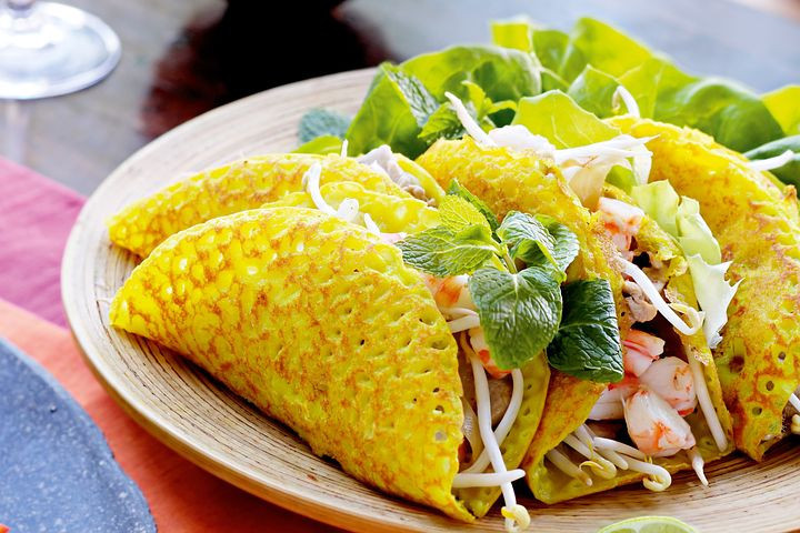 Ông bà về quê sống nên em cần chị giúp việc phụ em đi chợ trông coi nhà cửa.