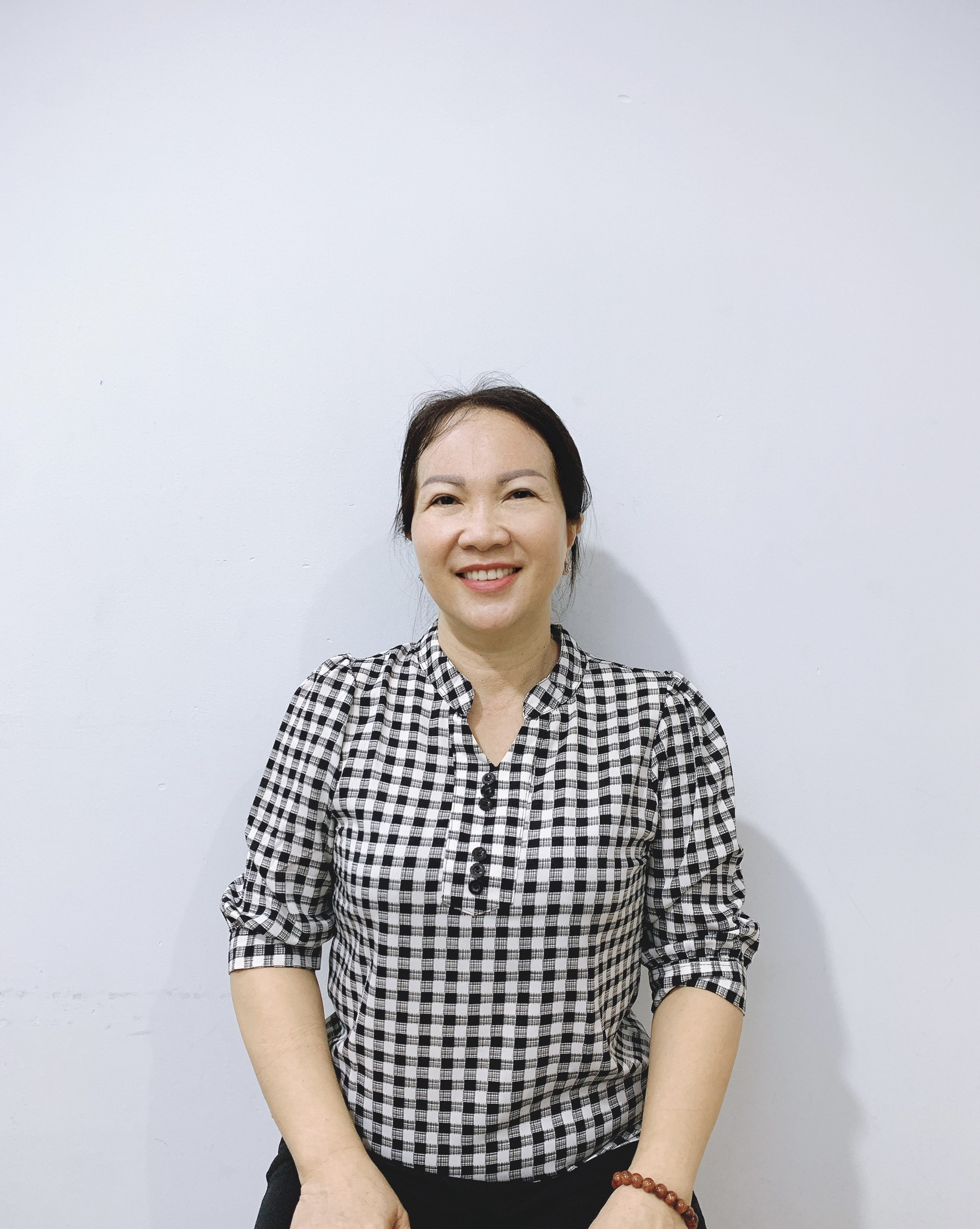 Cô Nguyễn Ngọc Diễm, sinh năm 1972, quê ở Bến Tre - Giúp việc nhà, phụ chăm em.