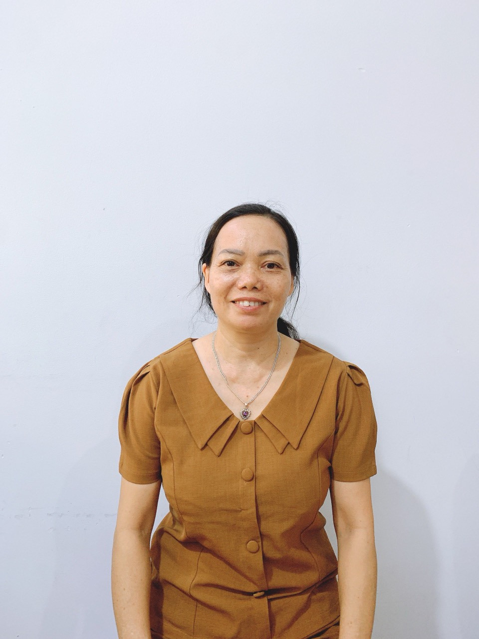 Cô Nguyễn Thị Thêm, sinh năm 1972, quê Hưng Yên - Chăm sóc người  bệnh – phụ giúp việc nhà.